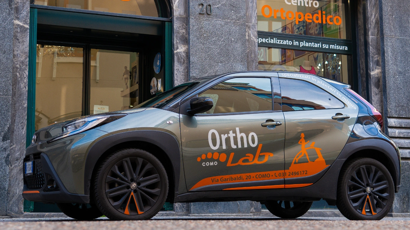 L’auto OrthoLab davanti al centro ortopedico di Via Garibaldi 20, Como