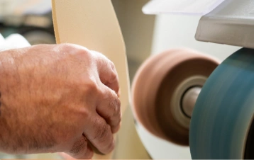 Rifinitura manuale di un’ortesi in laboratorio